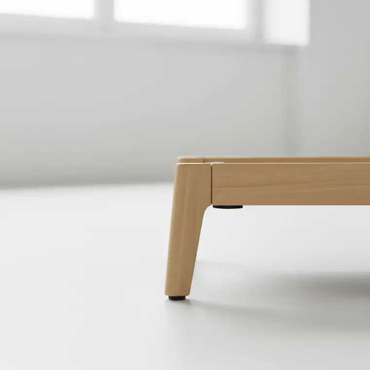 Mały salon z aneksem i jasną kanapą; przykład jak uniknąć błędów przy wyborze kanapy do małego salonu z aneksem i zachować lekkość wnętrza