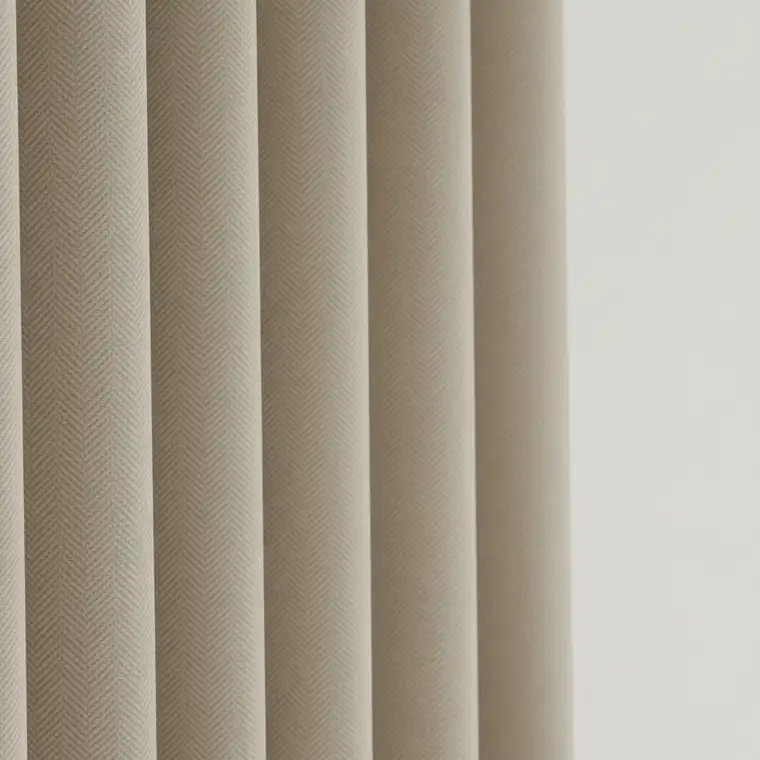 Jasny salon z zasłonami zaciemniającymi dimout w oknie od zachodu, nowoczesne mieszkanie nieprzytłoczone ciemnymi tkaninami