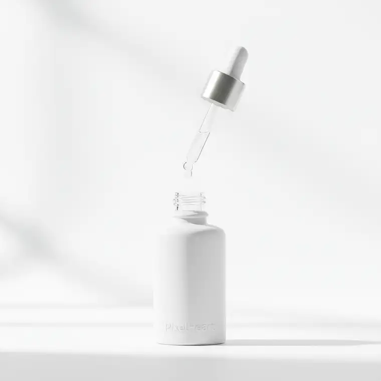 Kobieta z cerą wrażliwą i rumieniem nakłada na twarz pierwszy kwas PHA, delikatna domowa pielęgnacja cery naczynkowej