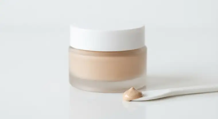 Krem BB do cery suchej i wrażliwej z filtrem SPF, obok kremu nawilżającego z ceramidami i skwalanem, na jasnym tle