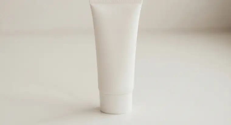Krem BB do cery mieszanej z filtrem SPF na tle kosmetyków, ilustracja do poradnika o półmatowym wykończeniu i kontroli sebum w strefie T